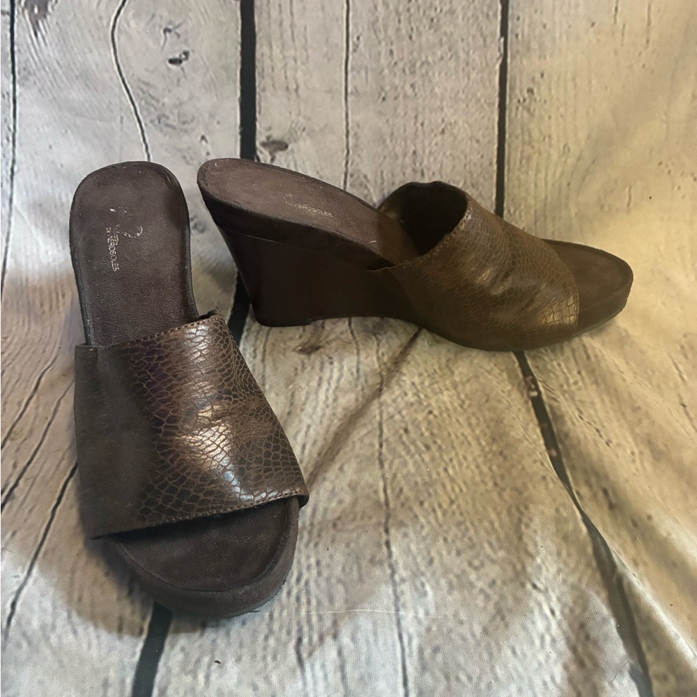 5/$20 Minimalist Monochromatic Metallic Bronze Snake Print Platform Wedges 8.5